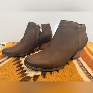 Blondo Women’s 7M Brown Leather Waterproof Heeled Zipper Ankle Booties